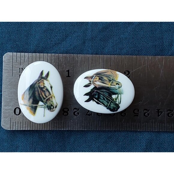 Set of 4 vintage porcelain or ceramic button covers with horses - Picture 3 of 6
